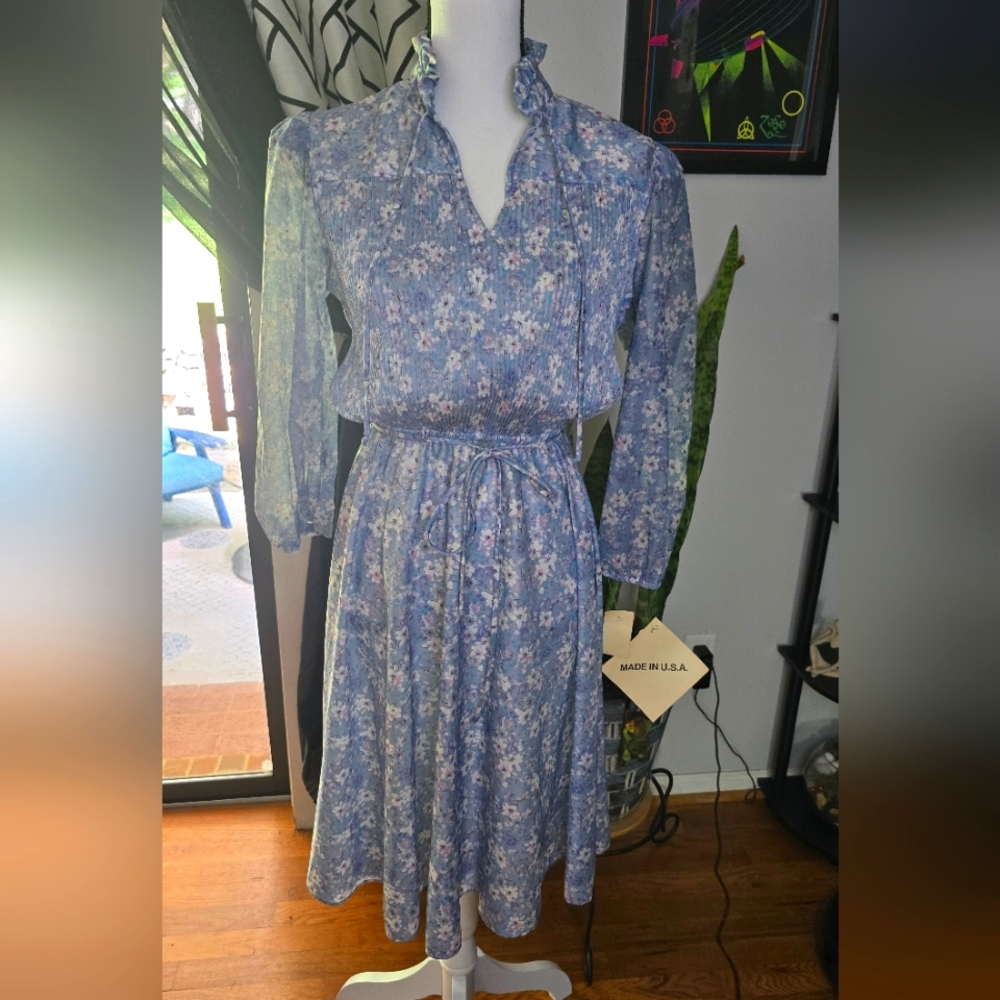Vintage flower dress. Never been worn! Ruffled floral print.